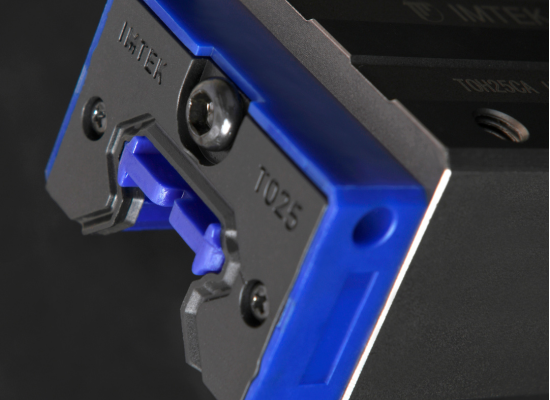 Linear guide block with nice dust proof esign